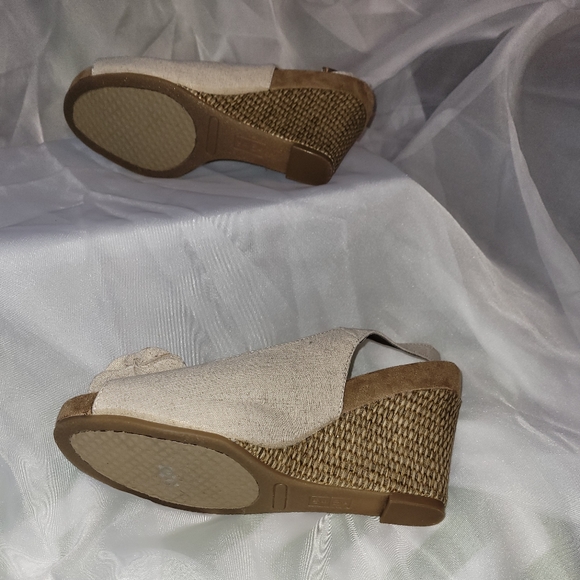 WEDGE W ROSE DESIGN SIMMER BADGE , NWOT - Picture 4 of 4